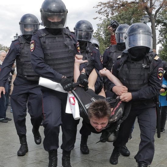 Manifestante y policía de Rusia.