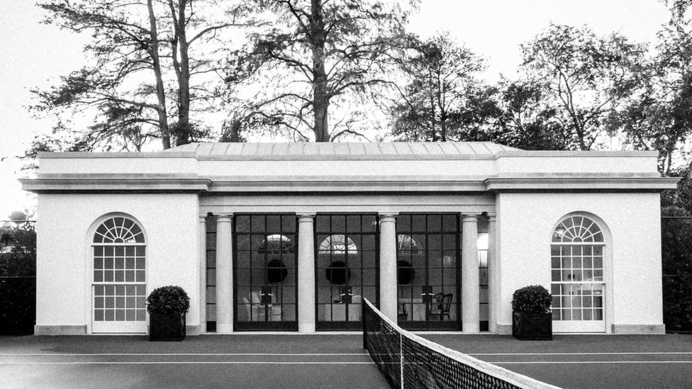 Черно-белое изображение теннисного павильона Белого дома в Twitter-аккаунте Flotus