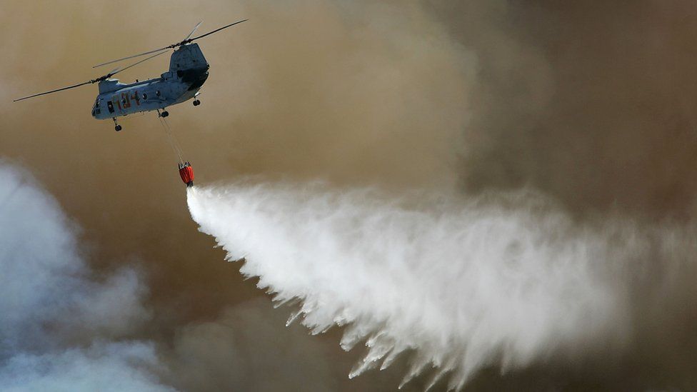 Helicóptero sobrevolando un incendio forestal