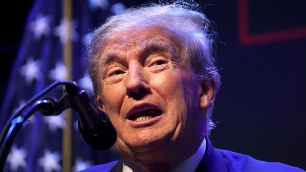 El expresidente Donald Trump habla por micrófono en un evento en el Teatro Adler el 13 de marzo de 2023 en Davenport, Iowa