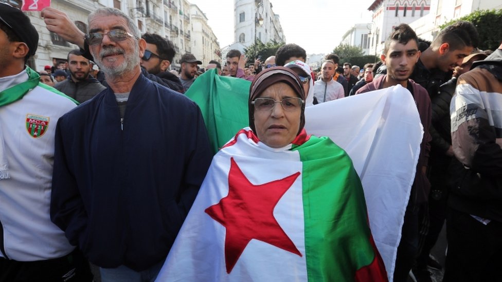Алжирцы скандируют лозунги во время митинга протеста в Алжире, Алжир, 12 декабря 2019 года.