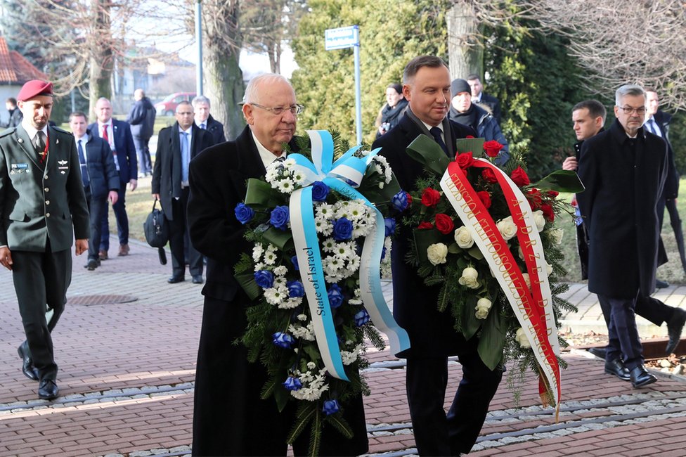 Президенты Израиля и Польши вместе возлагают венки