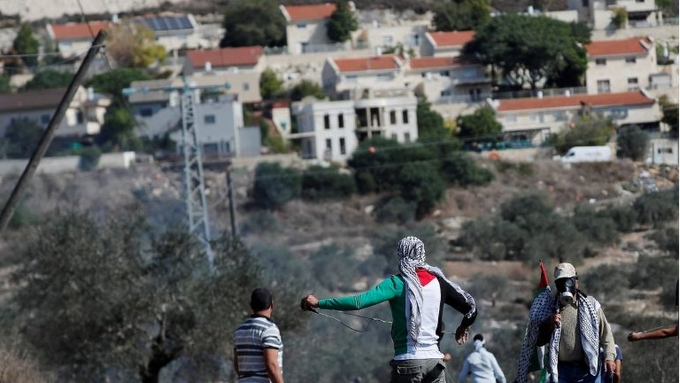 Warga Palestina memandang ke arah permukiman Yahudi di Tepi Barat yang diduduki Israel (file photo)