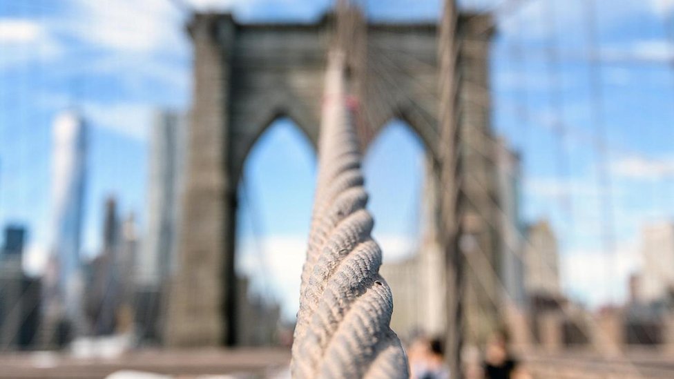 En la construcción del puente de Brooklyn, en Nueva York, se usaron cables Roebling. (Foto: Jerry Kestel/EyeEm/Getty Images) Vista de un cable del puente de Brooklyn. (Foto: Jerry Kestel/EyeEm/Getty Images)