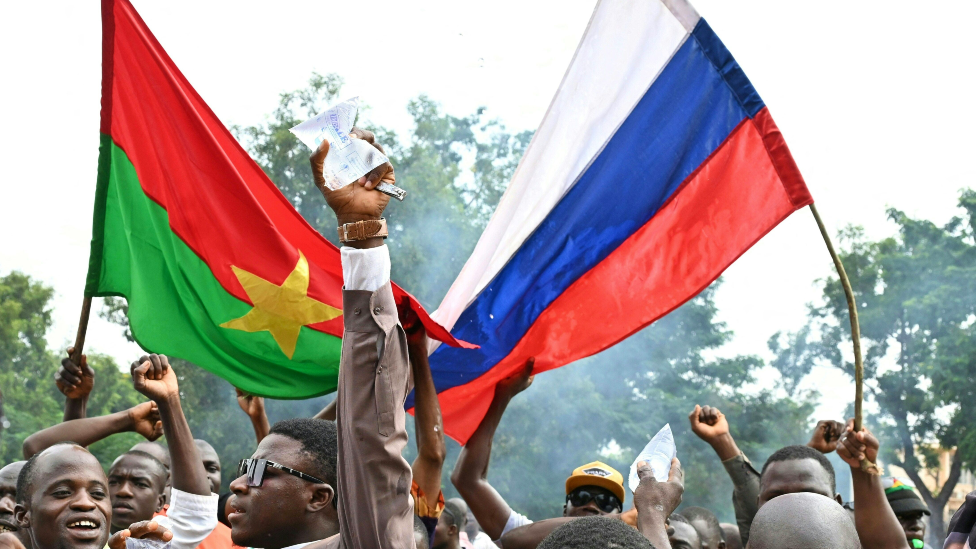 Manifestantes en Burkina Faso con banderas del país y de Rusia.