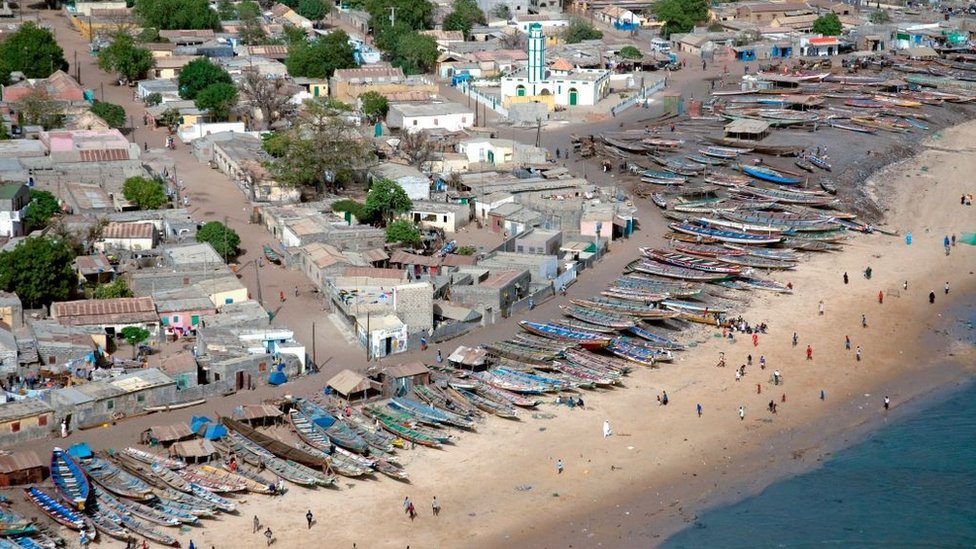 At least 140 migrants drown off Senegal coast, UN says - BBC News