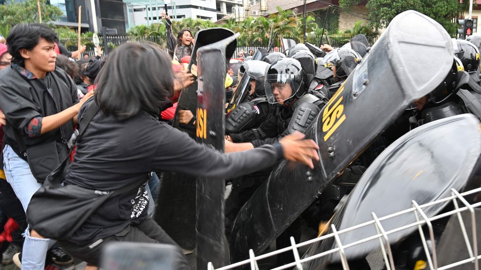 اشتباكات متفرقة حدثت بين متظاهرين وأفراد شرطة خلال مسيرة جاكارتا