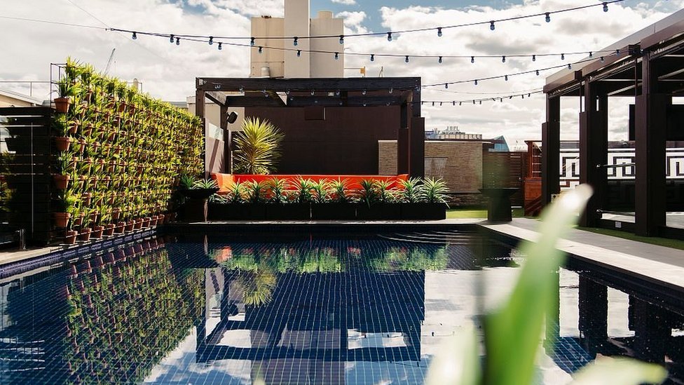 Pool of the Park Hotel in Melbourne