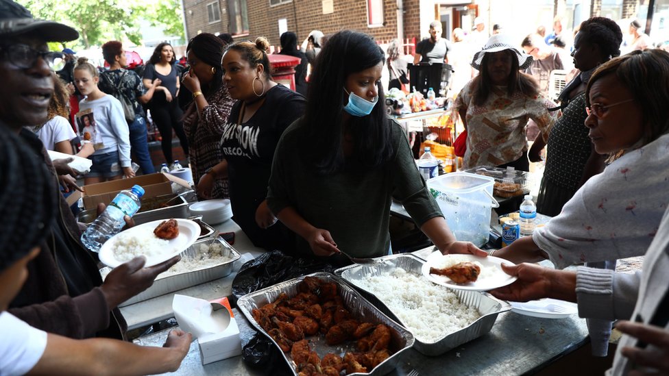 Cerca de la torre incendiada se instalaron puestos de comida para los afectados. Suministro de alimentos