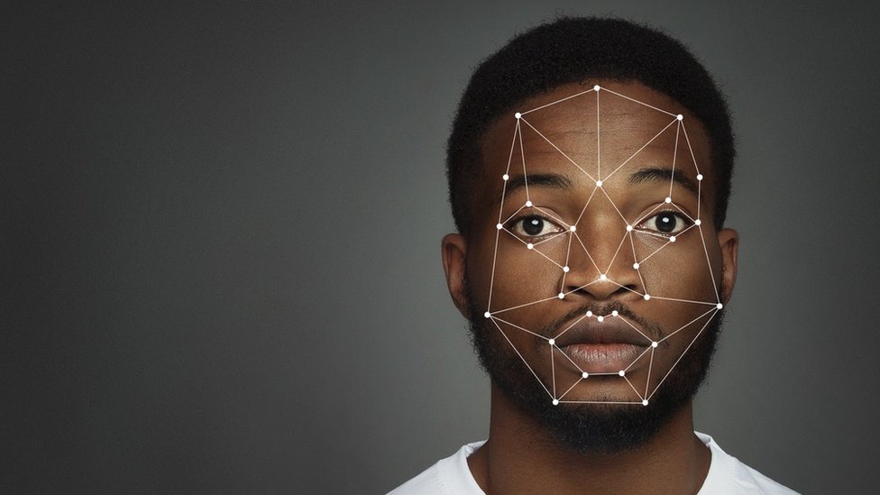 Черный человек с алгоритмами распознавания лиц
