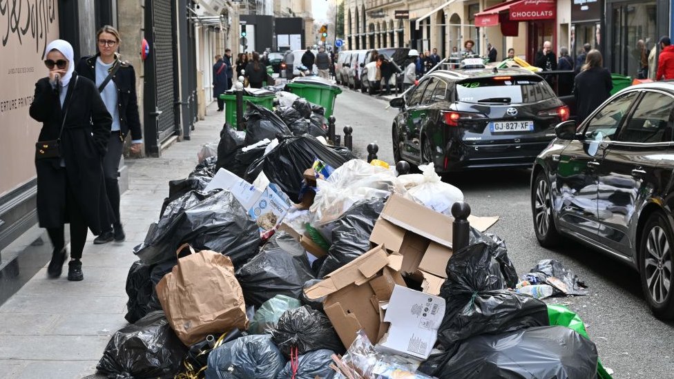 由於垃圾收集工連續兩周罷工，巴黎有數千噸垃圾在路面堆積如山