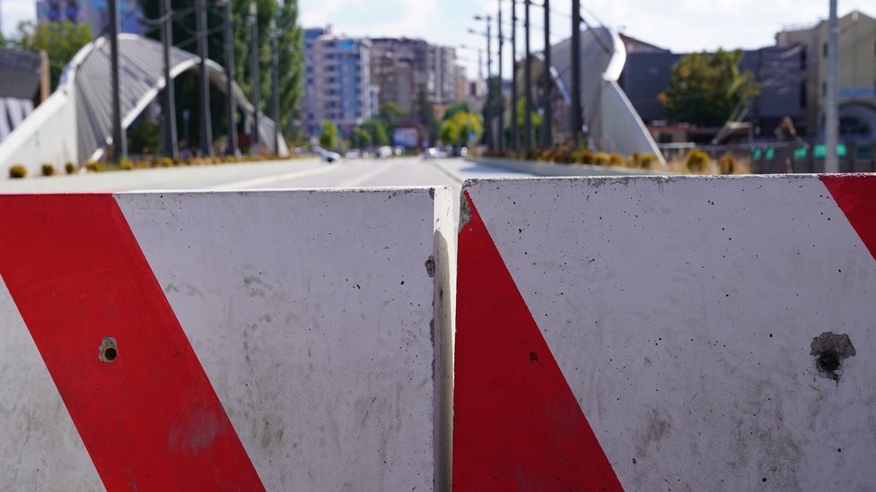 Ipak, Mitrovica nije najpoznatija po rakiji, već je simbol podele na Kosovu. Most, koji deli grada na severni deo u kome žive Srbi i južni gde žive Albanci sa Kosova, zatvoren je za saobraćaj godinama