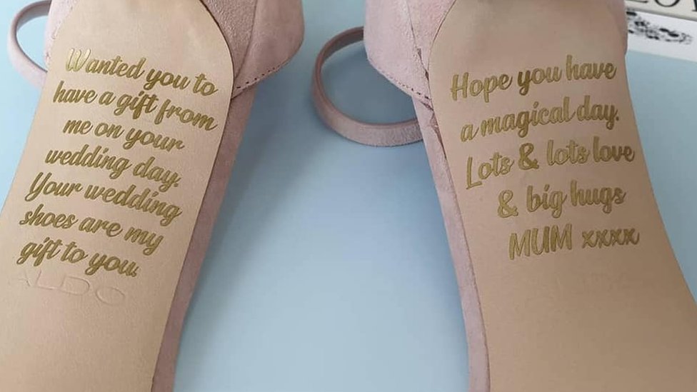 Imagen de los zapatos de la firma Lace and Love, que fueron hechos a medida con un mensaje personal de la madre de la novia