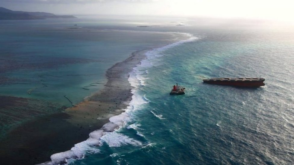 На этом недатированном аэрофотоснимке, полученном из социальных сетей 18 августа 2020 г., на Маврикии показан японский балкер MV Wakashio, который врезался в коралловый риф, вызвав разлив нефти