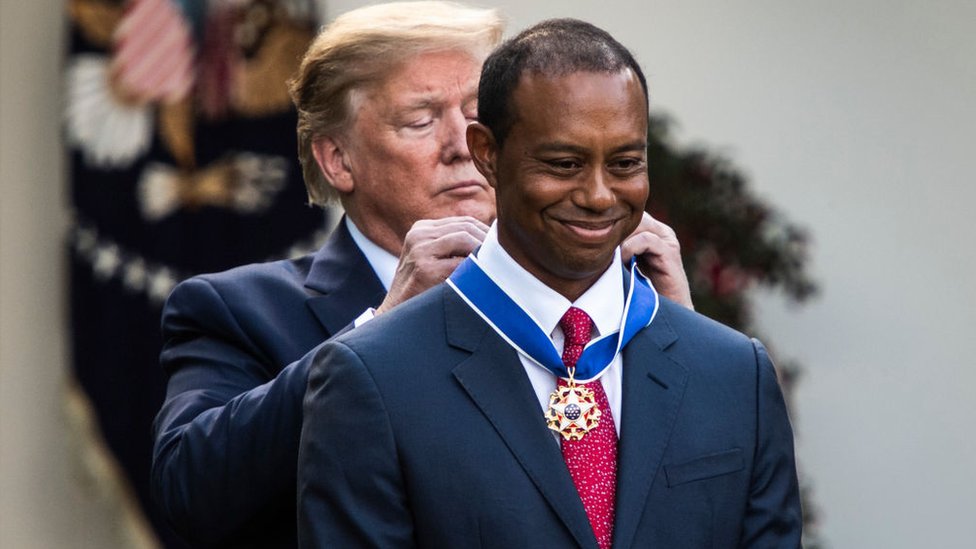 Trump coloca la Medalla Presidencial de la Libertad a Tiger Woods.