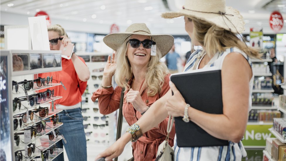 Женщины покупают солнцезащитные очки