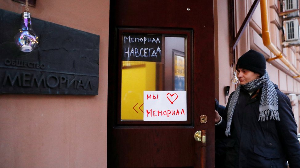 كتب مؤيدو جماعة ميموريال شعاري "ميومريال إلى الأبد" و "نحبك يا ميموريال" أمام مكتب الجماعة في موسكو