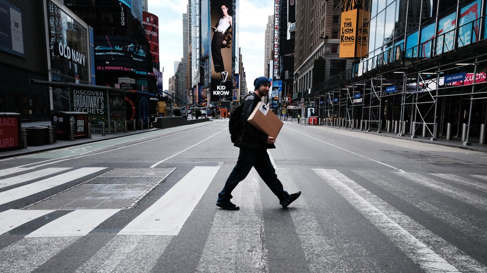 Calles de Manhattan semi desierta por las medidas tomadas para contener el virus.