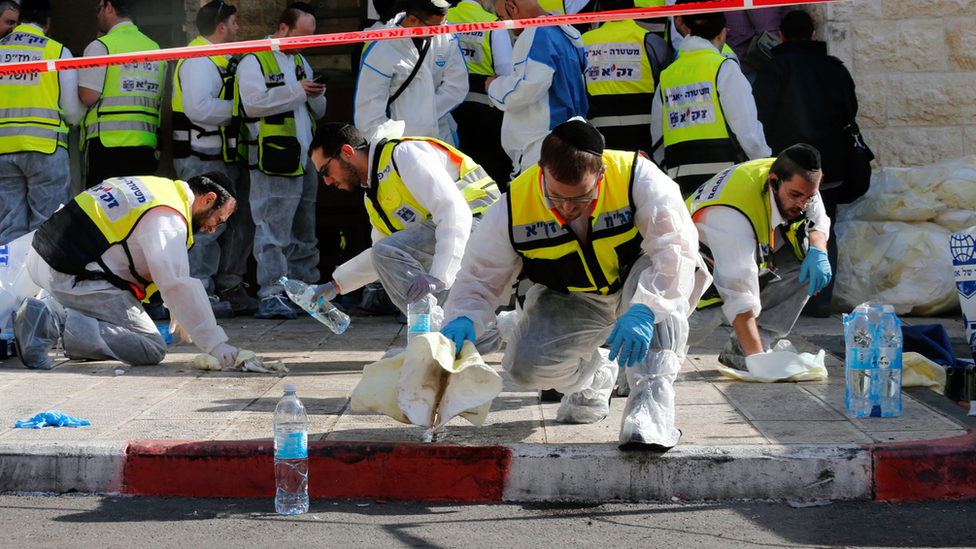 Especialistas forenses revisan la sinagoga que fue atacada en enero de 2022 en Jerusalén.