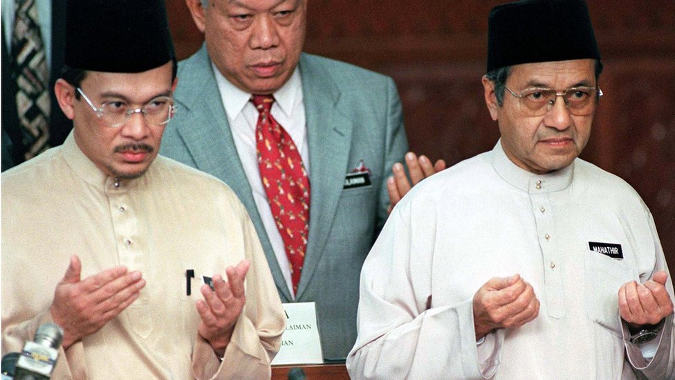 El primer ministro Mahathir durante la presentación de los presupuestos de 1998 en el Parlamento malayo.