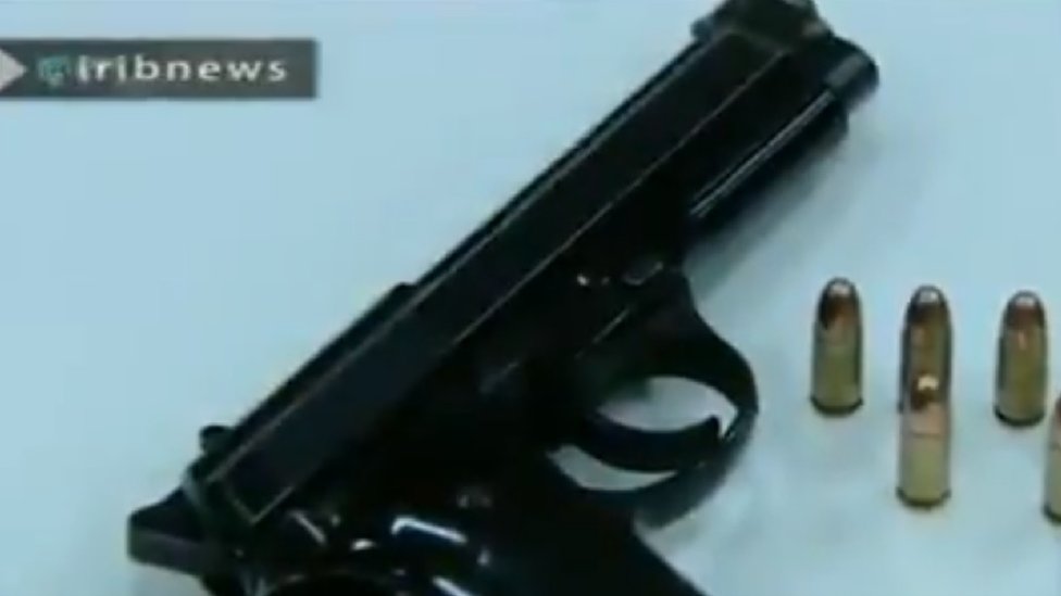 El arma con la que presuntamente fue asesinada Mitra Ostad