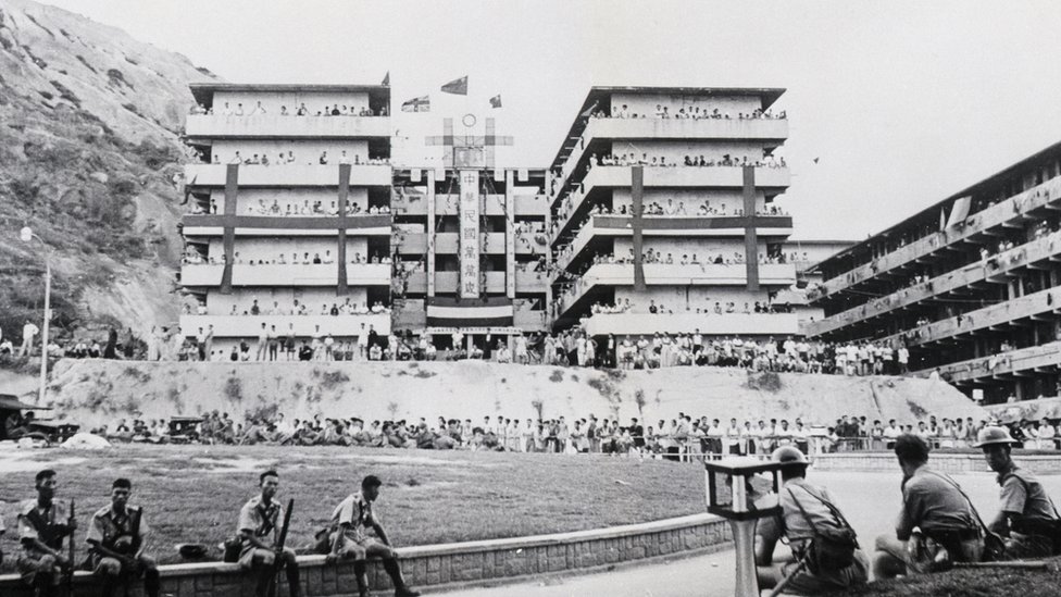 香港防暴警察在九龍石硤尾徙置區美荷樓前的大埔道與青山道交匯處休息（16/10/1956）