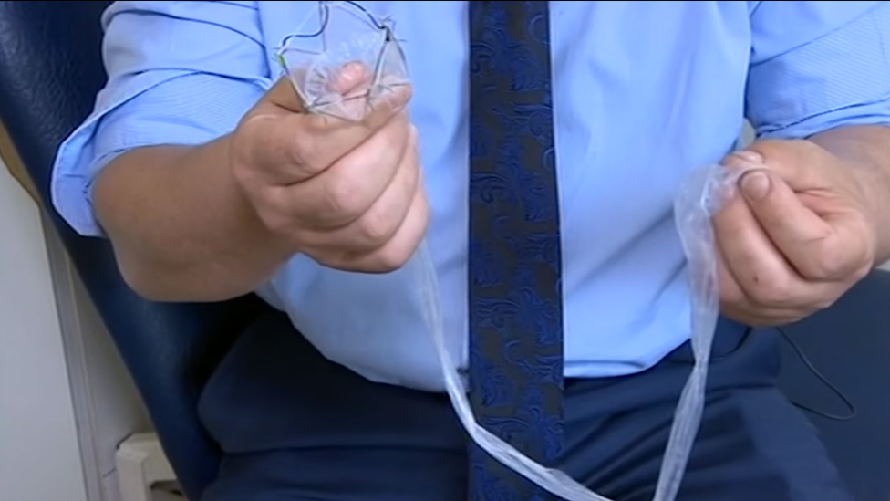 La funda tiene 60cm de largo y forra el interior del inicio del intestino delgado. Endobarrier