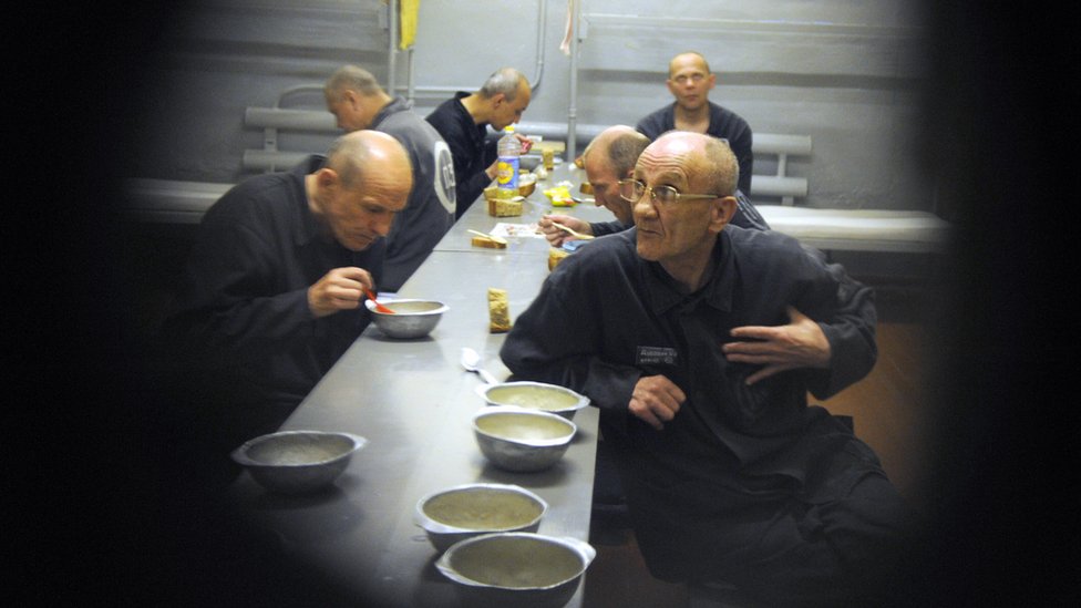 Presos bielorrusos comiendo en Glubokoye en 2009.