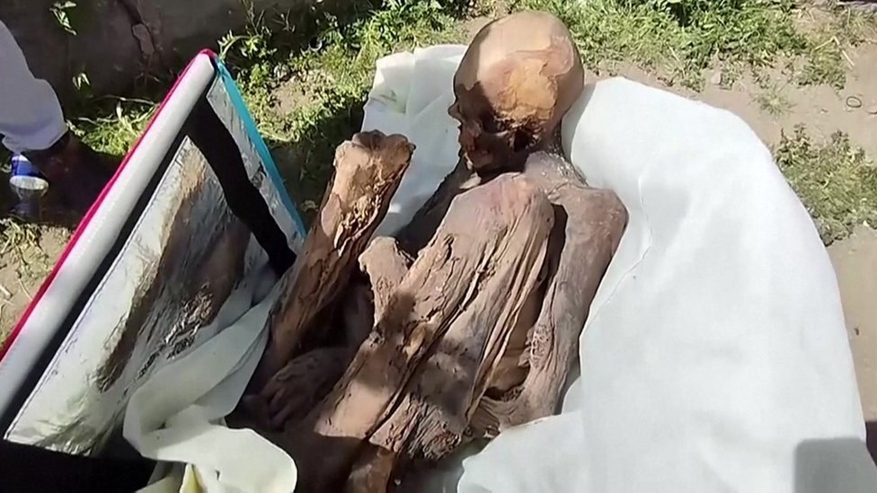 Captura de pantalla del vídeo de Reuters de la momia encontrada en una bolsa térmica