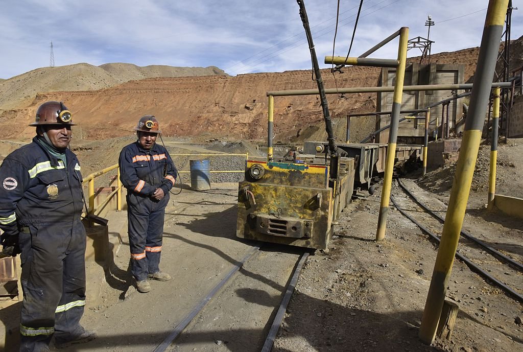 Trabajadores en una minería de Bolivia.