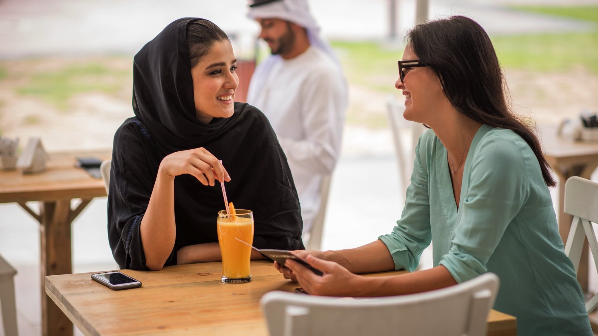 سيدتان في الإمارات