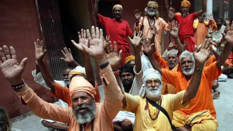 Индийские индуистские святые люди стоят в очереди для регистрации на паломничество к святыне Амарнатх.