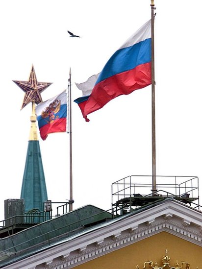 A las 7:32pm la bandera soviética fue reemplazada por la de la Federación Rusa.