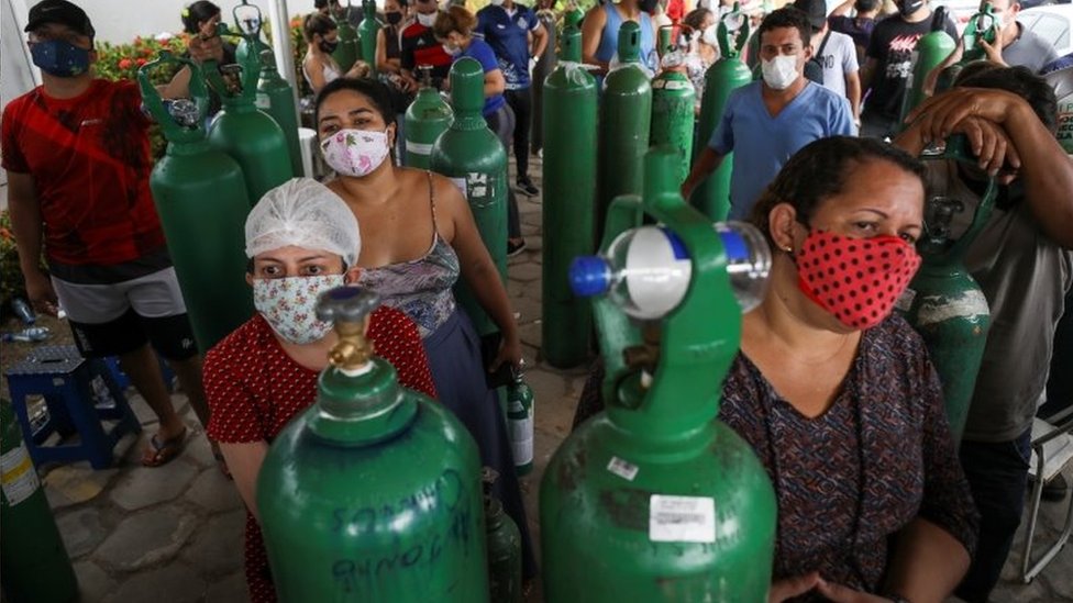 Parentes de pacientes com covid-19 em busca de cilindros de oxigênio em Manaus, em 18 de janeiro