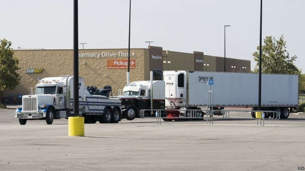 Должностные лица буксируют грузовик, в котором находилось 38 подозреваемых нелегальных иммигрантов, в Сан-Антонио, штат Техас, США, 23 июля 2017 года.