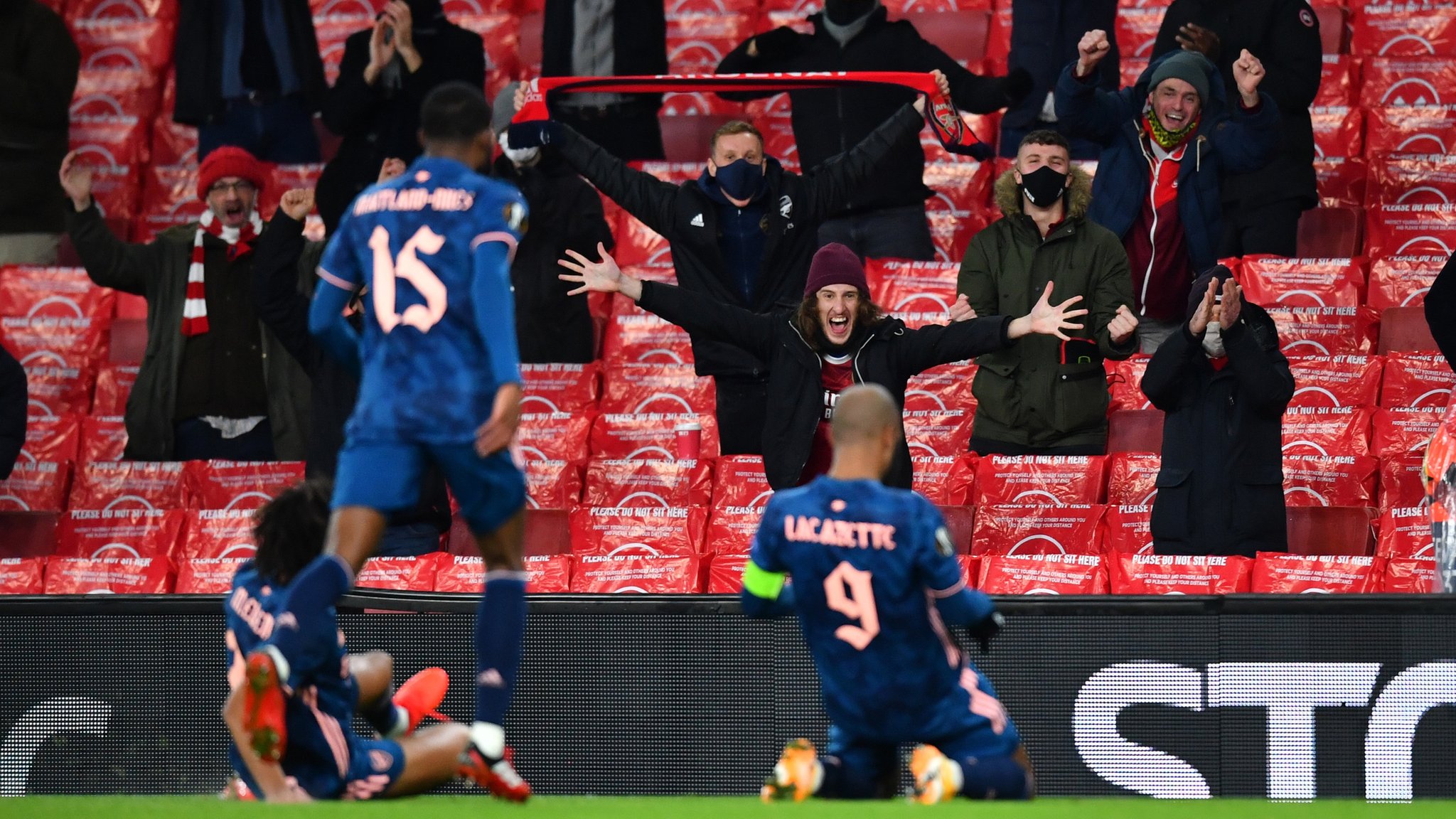 Arsenal 4-1 Rapid Vienna: Gunners win in Europa League in front of 2,000 fans