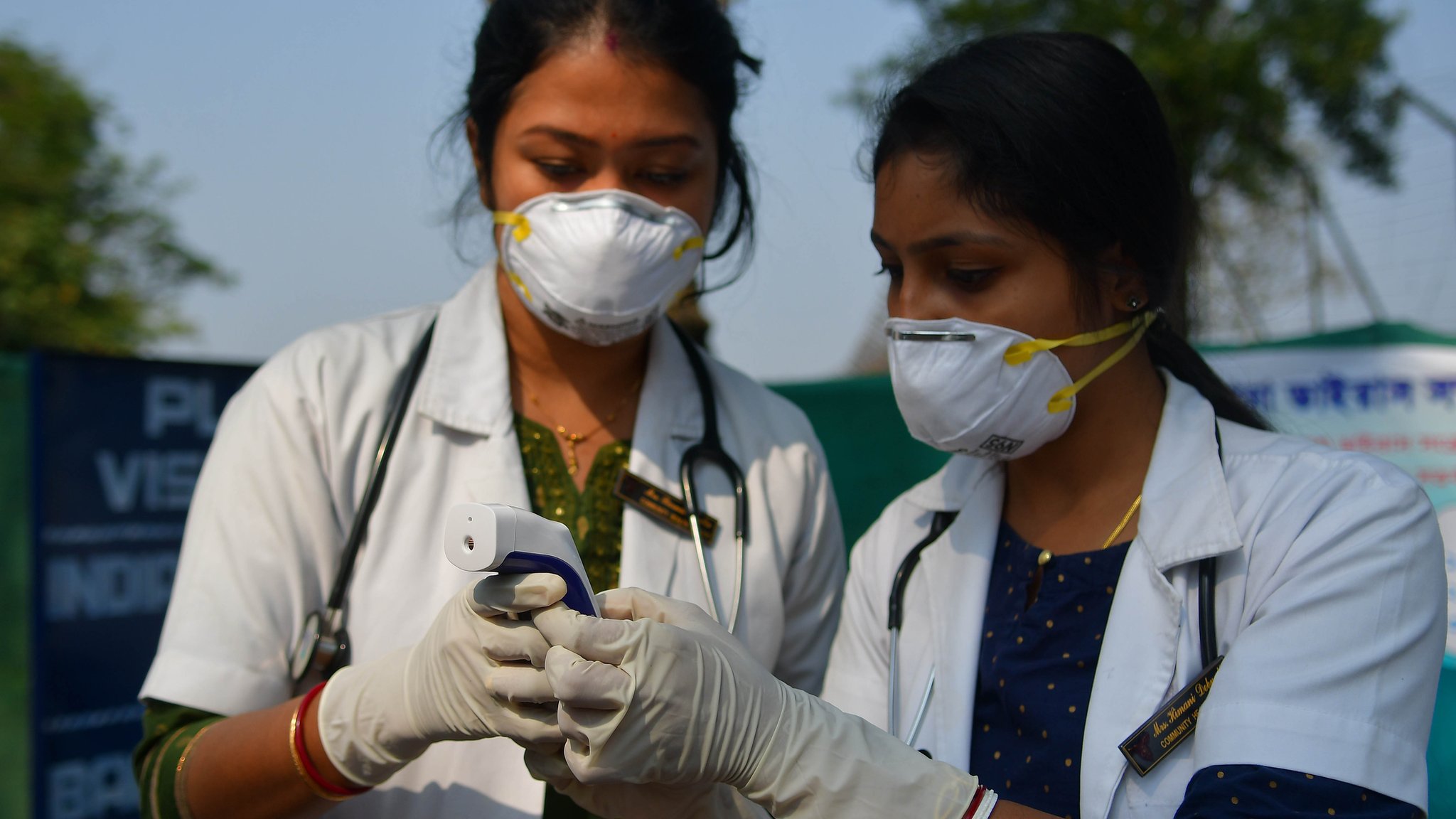 Coronavirus: India doctors 'spat at and attacked' - BBC News