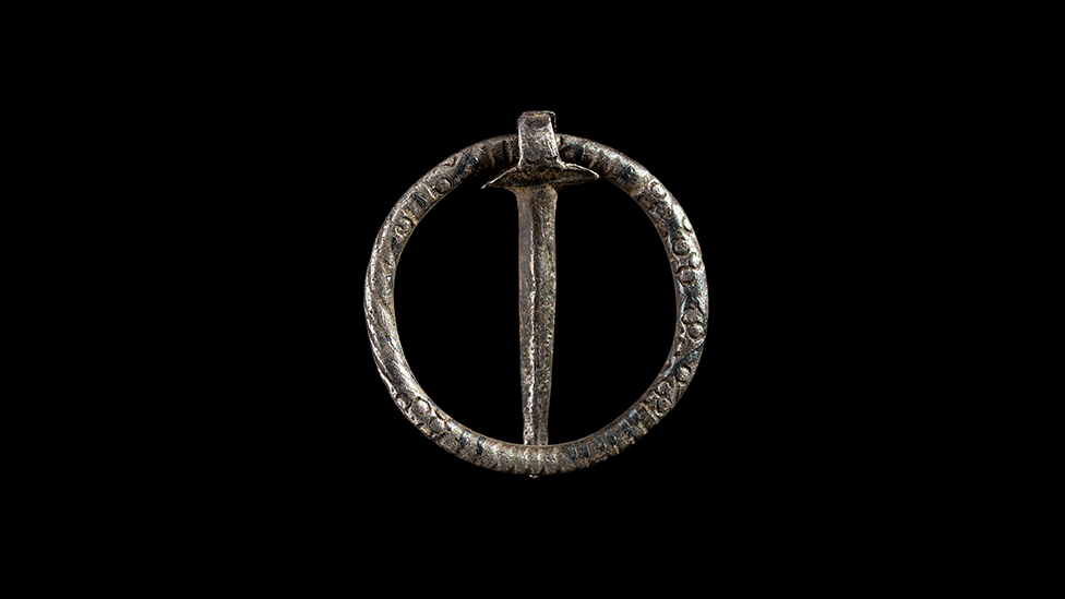 Средневековая серебряная брошь, найденная в Килкаине, Флинтшир