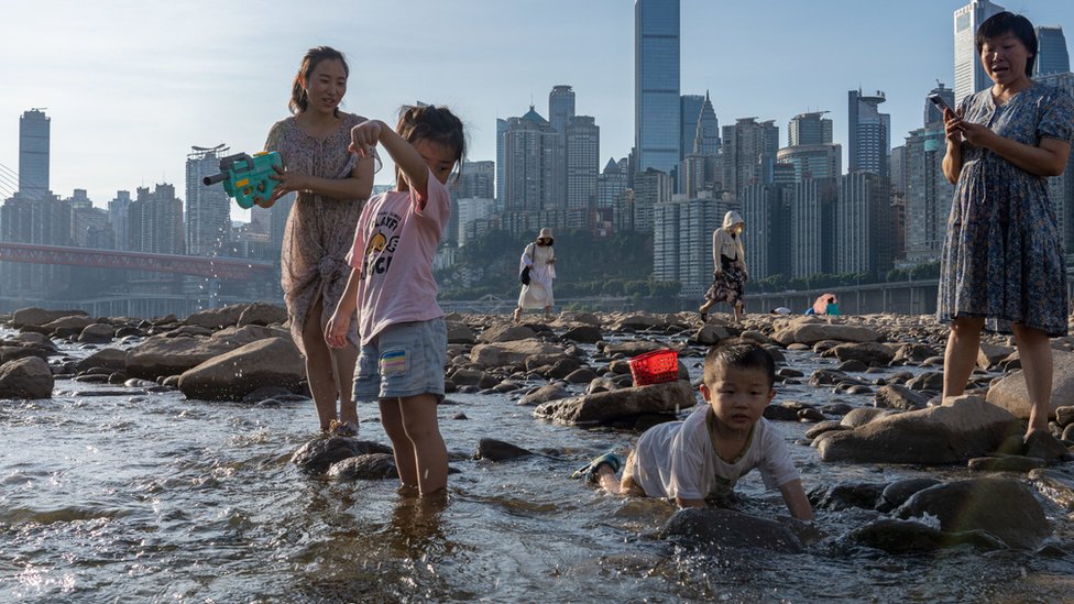 重慶嘉陵江男女老幼乘水位大幅下降走進河牀玩水降溫（21/8/2022）