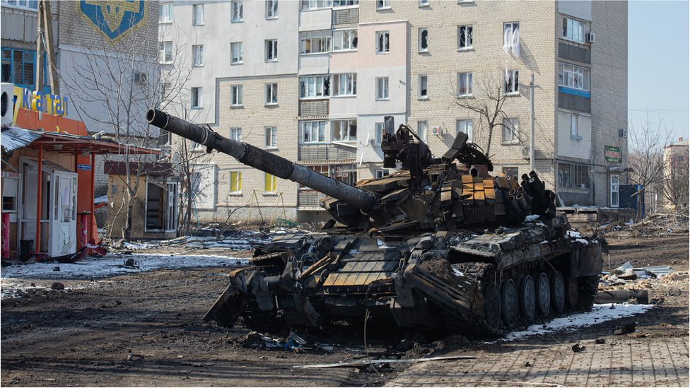 頓涅茨克沃爾諾瓦卡市一輛被燒燬的坦克
