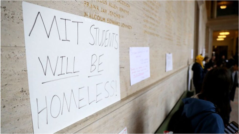 美國麻省理工大學要求學生3月17日前搬離宿舍，一些學生表示抗議。