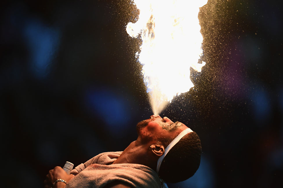 Hombre arrojando fuego de su boca.