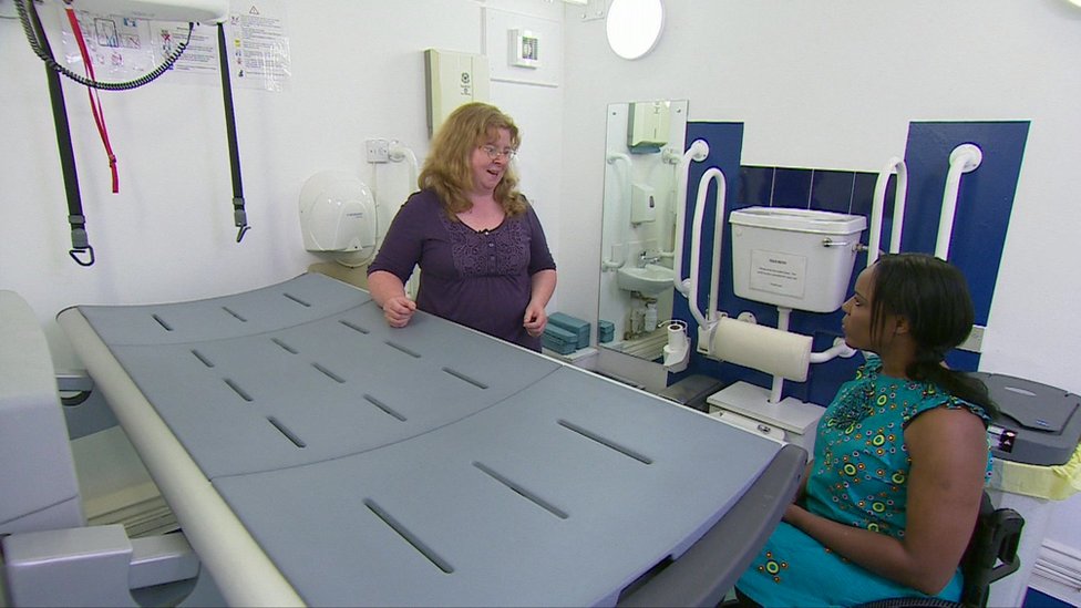 Лорна Филлингем показывает Энн туалет для переодевания