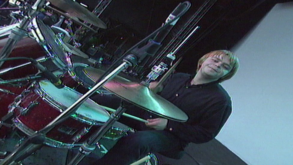 Карл Беван играет на барабанах
