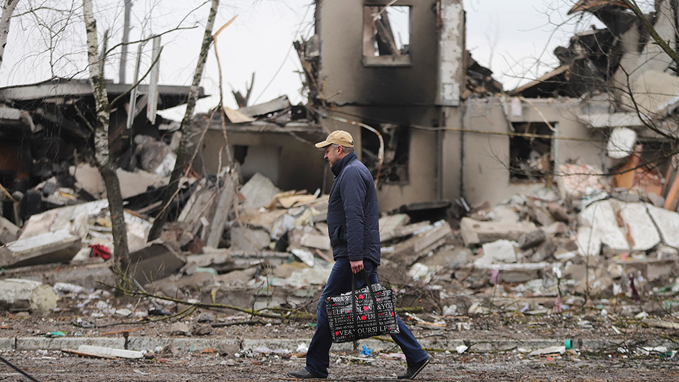 Un hombre pasa por edificios quemados que fueron alcanzados por bombardeos en la pequeña ciudad de Borodyanka, cerca de Kiev, Ucrania - 3 de marzo de 2022