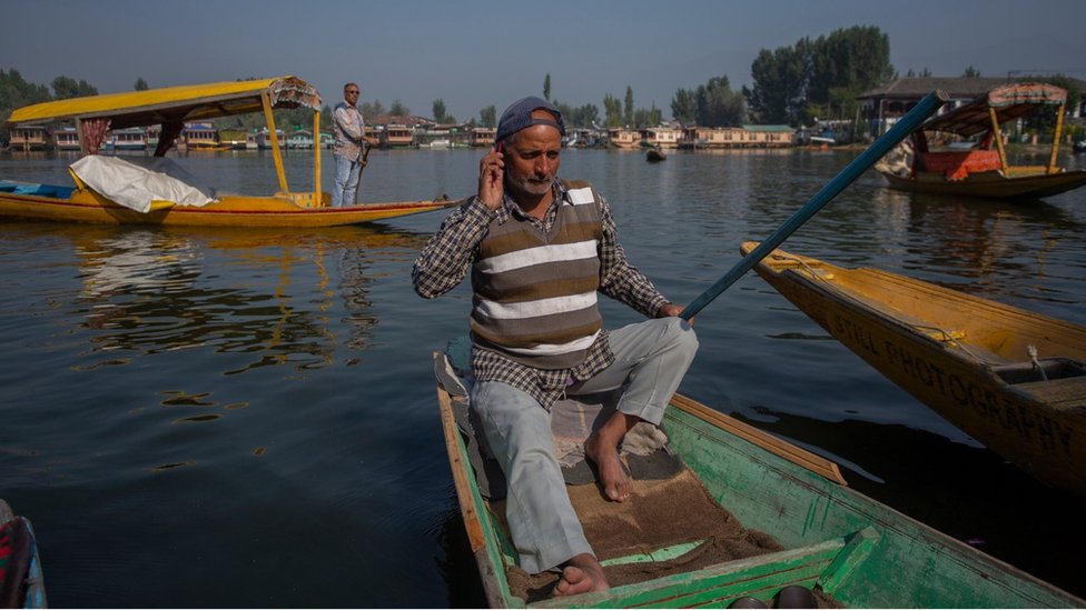 Мужчина пользуется своим мобильным телефоном в Кашмире