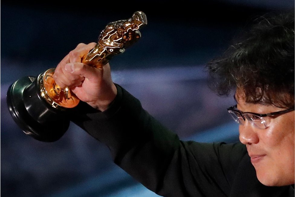 Director Bong Joon Ho con el Oscar