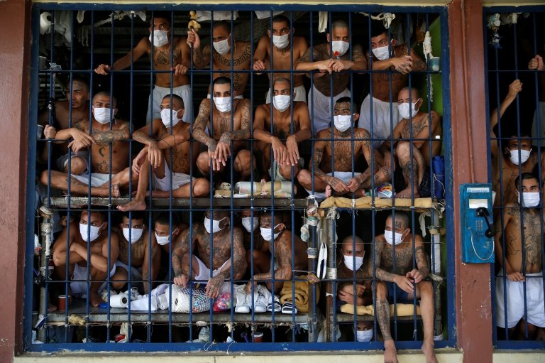 Заключенных видят скученными в камере в Сальвадоре