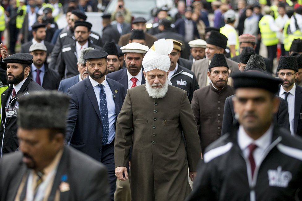 El califa actual es Mirza Masroor Ahmad, quien vive en Londres en el exilio. El califa actual es Mirza Masroor Ahmad.