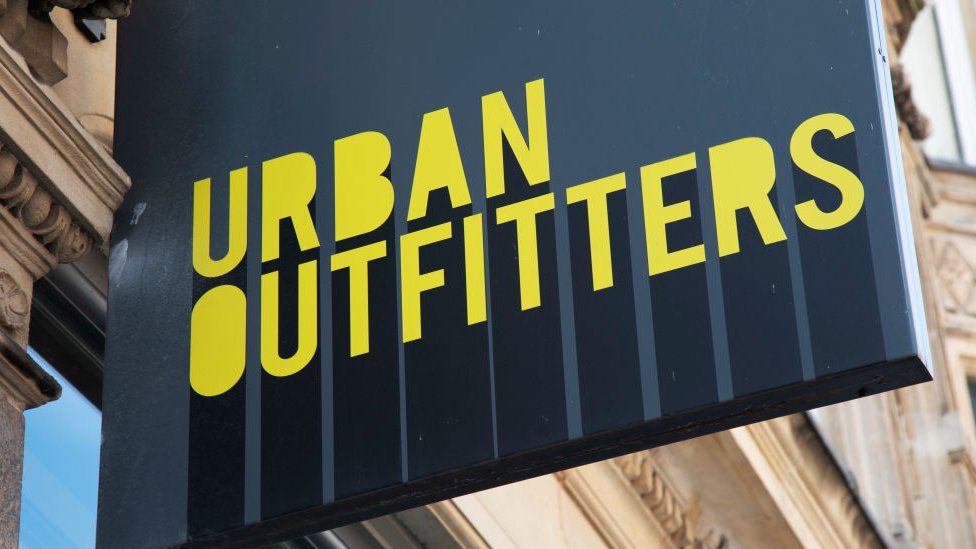 Знак Urban Outfitters